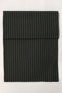 Aplat du tissu rayé La Rayure 002 — fond noir, fines rayures horizontales crème — Atelier Brunette Le Bazaar