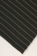 Vue drapée du tissu rayé La Rayure 002 — fond noir, fines rayures horizontales crème — Le Bazaar Atelier Brunette
