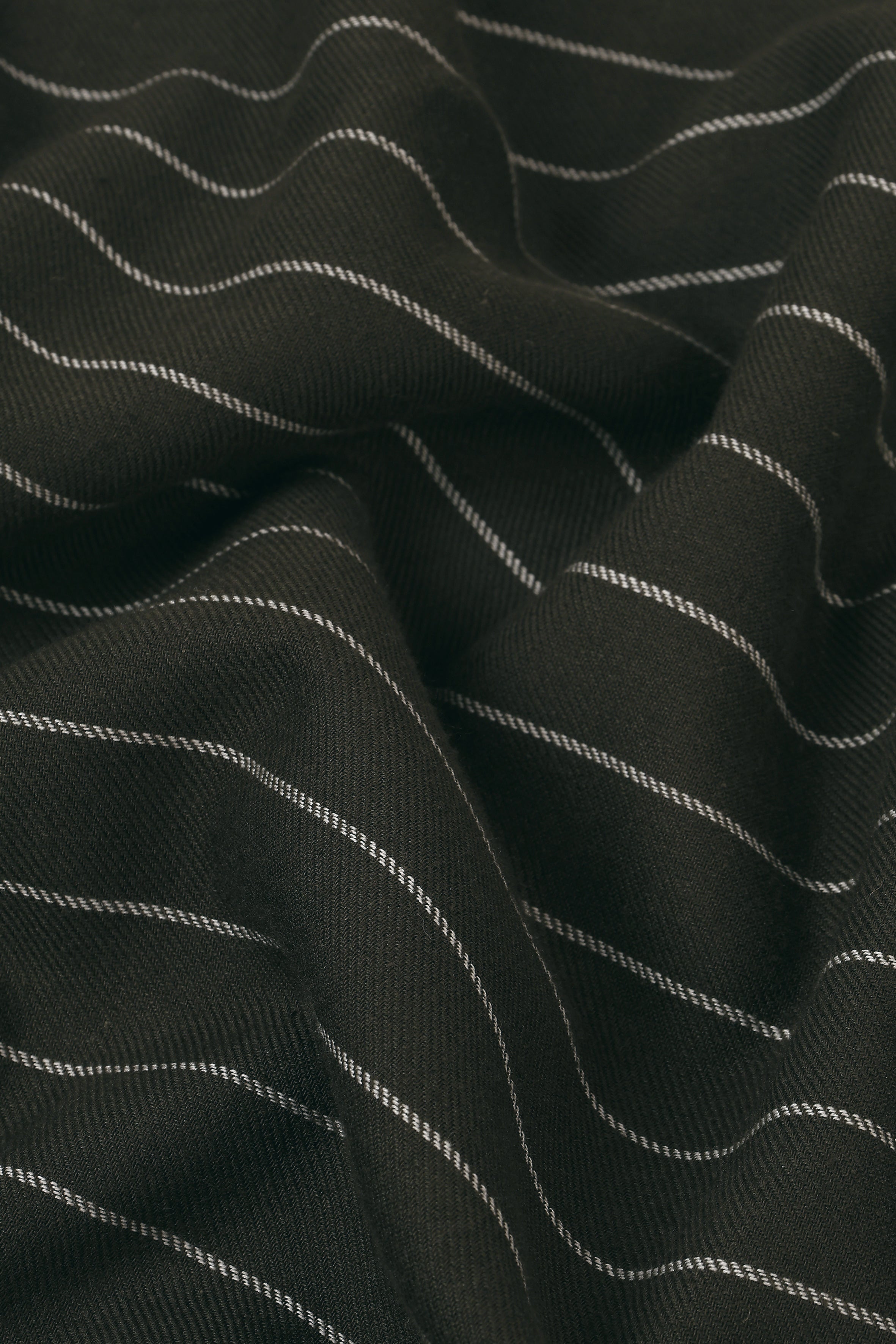 Gros plan du tissu rayé La Rayure 002 — fond noir, fines rayures horizontales crème — Atelier Brunette Le Bazaar