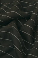 Gros plan du tissu rayé La Rayure 002 — fond noir, fines rayures horizontales crème — Atelier Brunette Le Bazaar