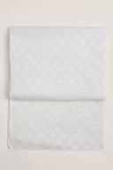 Tissu Le Coton Indien Tissé 002 écru, plié à plat, motif géométrique tissé ton sur ton visible sur l'ensemble de la pièce.