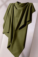 Gros plan en éventail sur les plis diagonaux du tissu gabardine légère vert kaki.