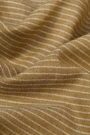 Tissu La Rayure 001 kaki à fines rayures écru, plié à plat, laissant apparaître la lisière tissée.