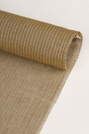 Tissu La Rayure 001 kaki à fines rayures écru, enroulé en rouleau laissant voir la lisière tissée.