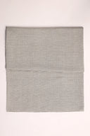 Tissu La Rayure 006 écru à fines rayures horizontales grises, plié en deux et vu de dessus.