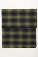 Tissu Le Carreau 004 kaki et anthracite à carreaux façon tartan ombré, plié en deux et vu de dessus.