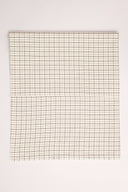 Tissu Le Carreau 011 écru à petits carreaux noir façon quadrillage fin, plié en deux et vu de dessus.