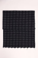 Tissu Le Carreau 012 anthracite à petits carreaux écru façon quadrillage fin, plié en deux et vu de dessus.