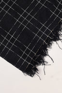 Tissu Le Carreau 012 anthracite à petits carreaux écru façon quadrillage fin, enroulé en rouleau laissant voir la lisière tissée.