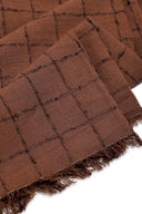 Tissu Coton Indien Tissé Havana Brown, carreaux tissés marron chocolat, gros plan sur le bord effiloché – Atelier Brunette