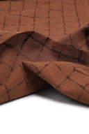 Tissu Coton Indien Tissé Havana Brown, carreaux tissés marron chocolat, gros plan sur le drapé ondulé – Atelier Brunette