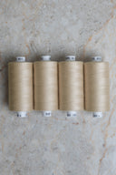 Lot de 4 bobines de fil pour surjeteuse Limestone beige sable alignées – Atelier Brunette