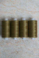 Lot de 4 bobines de fil pour surjeteuse Noble Green vert olive alignées – Atelier Brunette