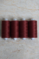 Lot de 4 bobines de fil pour surjeteuse Velvet Syrah rouge bordeaux alignées – Atelier Brunette