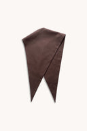 Capuche triangulaire en tissu marron chocolat, à plat sur fond clair – Patron La Capuche Atelier Brunette