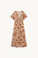Robe portefeuille longue à manches courtes en tissu imprimé feuillage écru sur fond caramel, à plat – Patron La Robe Butterfly Atelier Brunette