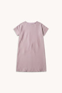 Robe droite à manches courtes en tissu rayé lilas et blanc, à plat – Patron La Robe de Plage Atelier Brunette
