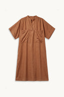 Patron LA Robe Tunique – vue à plat, robe tunique à manches courtes et encolure fendue en tissu Flake Pecan Pie marron caramel – Atelier Brunette