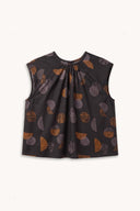 Patron LE Top Epaulette – vue à plat, top sans manches froncé à l'encolure en tissu Jane Divine Parma, imprimé noir à motifs terracotta et bleus – Atelier Brunette