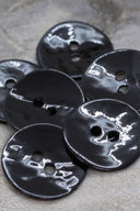 Gros plan sur les mêmes boutons en émail brillant, vue rapprochée révélant la texture lisse et la brillance de la matière.