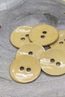 Gros plan sur les mêmes boutons en émail brillant, vue rapprochée révélant la texture lisse et la brillance de la matière.