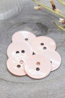 Gros plan sur les mêmes boutons en émail brillant, vue rapprochée révélant la texture lisse et la brillance de la matière.
