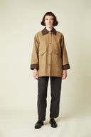 Patron Barn Jacket – vue de face, veste camel col velours bordeaux, boutons assortis, pantalon noir – Atelier Brunette