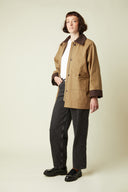 Patron Barn Jacket – vue 3/4 face, veste camel col velours bordeaux, t-shirt blanc, jean gris anthracite – Atelier Brunette