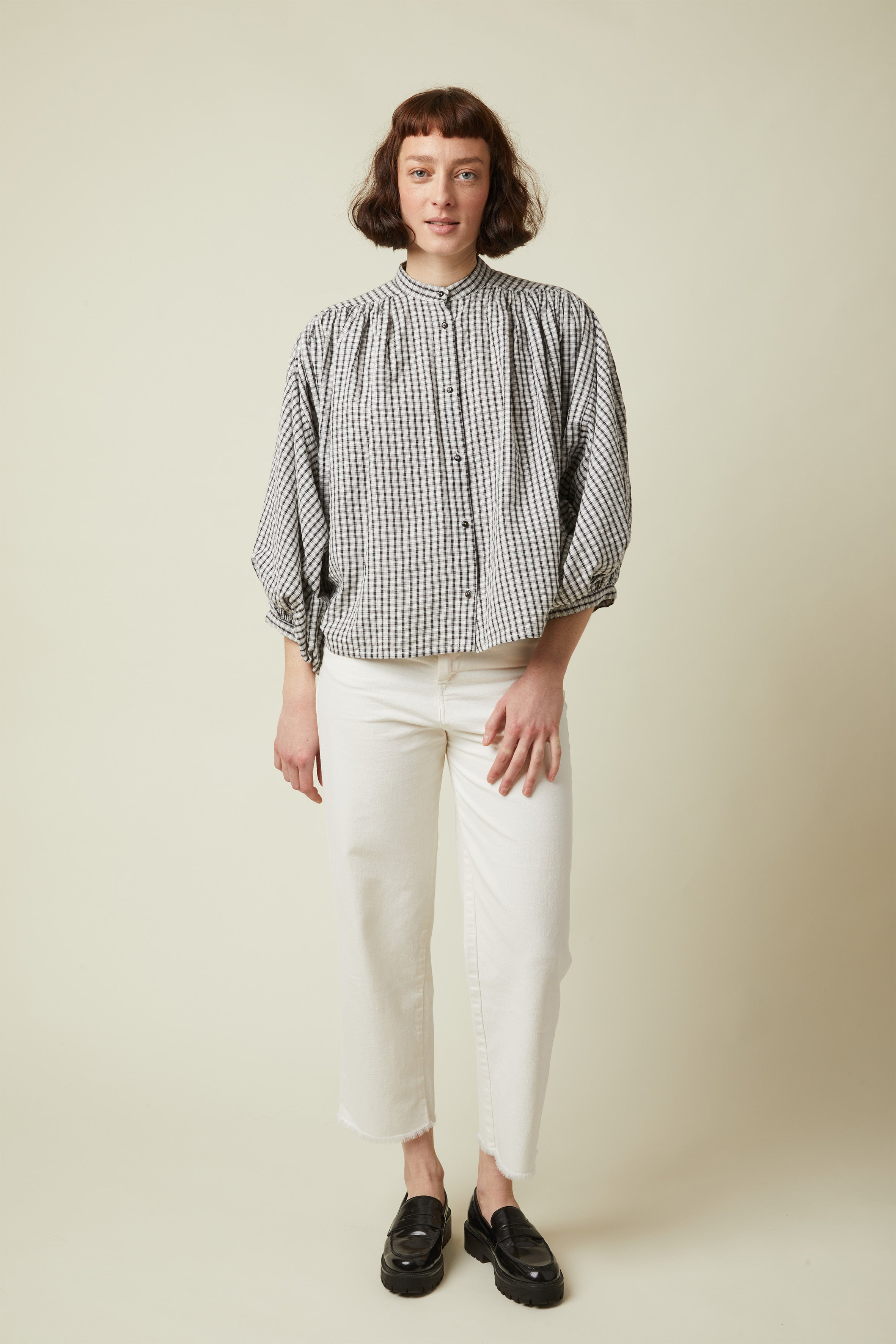 Blouse pattern – front view, blouse gingham black and white, officer collar, gathered puff sleeves, jeans – Atelier Brunette