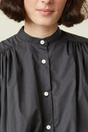 Blouse pattern – close-up bust, blouse black, officer collar gathered, pearly white buttons – Atelier Brunette