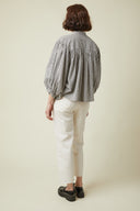 Blouse pattern (envelope) – angled back view, blouse gingham black and white, gathers on the back, white jeans – Atelier Brunette