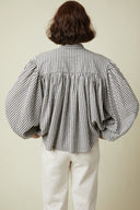 Blouse pattern (envelope) – back view, blouse gingham, heavily gathered back yoke, white jeans – Atelier Brunette