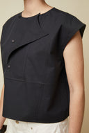 Patron Blouse Sculpturale – gros plan col et plastron asymétrique 3 boutons, coloris noir – Atelier Brunette