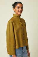 Amirale Shirt pattern – Woman, front view, khaki shirt, officer collar, double button fastening, jeans, beige background – Atelier Brunette
