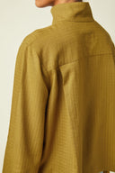 Amirale Shirt pattern – Back view, khaki loose-fitting shirt, back yoke, stand collar, beige background – Atelier Brunette