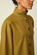 Amirale Shirt pattern – Close-up profile, khaki stand-up officer collar, black buttons, gold buckles – Atelier Brunette