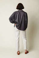 Shirt pattern – back view, shirt denim charcoal grey, batwing sleeve, white jeans – Atelier Brunette