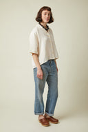 Short-sleeved Shirt pattern – full front view, short-sleeved shirt crème worn with boyfriend jeans, clogs – Atelier Brunette
