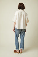 Short-sleeved Shirt pattern – back view, yoke with an inverted pleat, short-sleeved shirt crème, jeans – Atelier Brunette