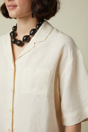 Short-sleeved Shirt pattern (envelope) – close-up blouse collar crème, large black pearl necklace – Atelier Brunette