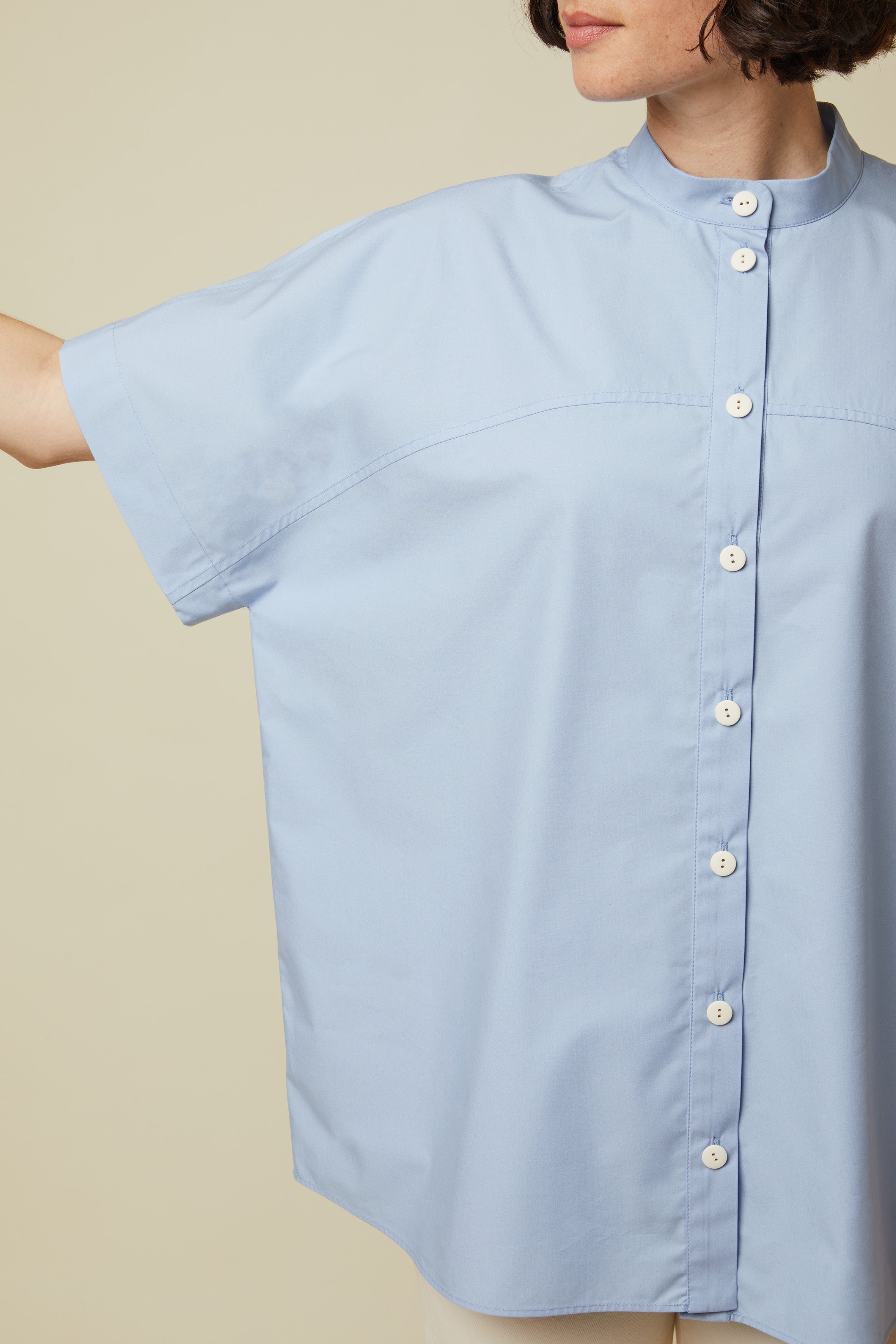 Structured Short-sleeved Shirt pattern – close-up officer collar and buttons, colourway sky blue – Atelier Brunette