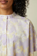 Patron Chemisette Structurée – gros plan tissu imprimé floral parme – Atelier Brunette
