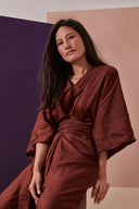 Patron La Combi Addie – Plan buste, combinaison bordeaux décolleté V croisé, ceinture nouée – Atelier Brunette
