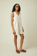 Playsuit pattern – Woman, front view, playsuit ivory V neckline, sleeveless, sunglasses – Atelier Brunette
