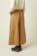 Patron Jupe Culotte – vue de dos, jupe culotte camel, ceinture élastiquée dos, mocassins – Atelier Brunette