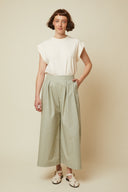 Patron Jupe Culotte – vue de face, jupe culotte vert sauge, t-shirt blanc, sandales blanches – Atelier Brunette
