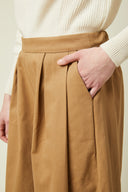 Patron Jupe Culotte – gros plan taille, jupe culotte camel, main dans poche côté, détail ceinture et plis – Atelier Brunette