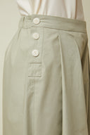 Patron Jupe Culotte – gros plan patte boutonnage côté gauche, jupe culotte vert sauge, boutons blancs – Atelier Brunette