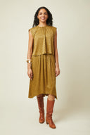 Patron Jupe Déroutante – Femme de face, ensemble top+jupe évasée dorée imprimé léopard, bottes caramel – Atelier Brunette