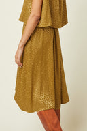 Patron Jupe Déroutante – Vue 3/4, ensemble top+jupe évasée dorée léopard, taille froncée, bracelet doré – Atelier Brunette